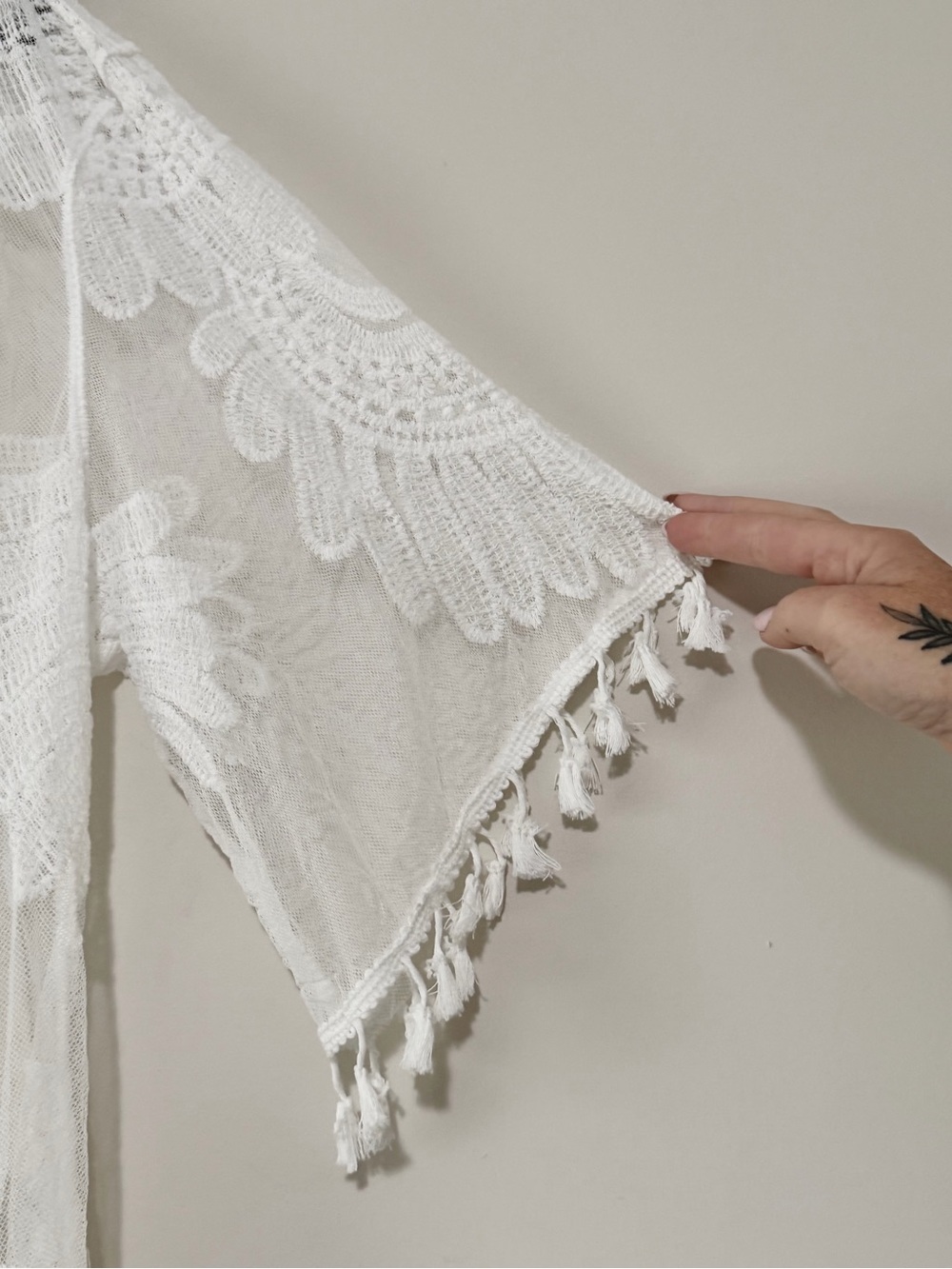 White Lace Boho Open-Front Kimono Cardigan with Waist Tie - Picture 4 of 10